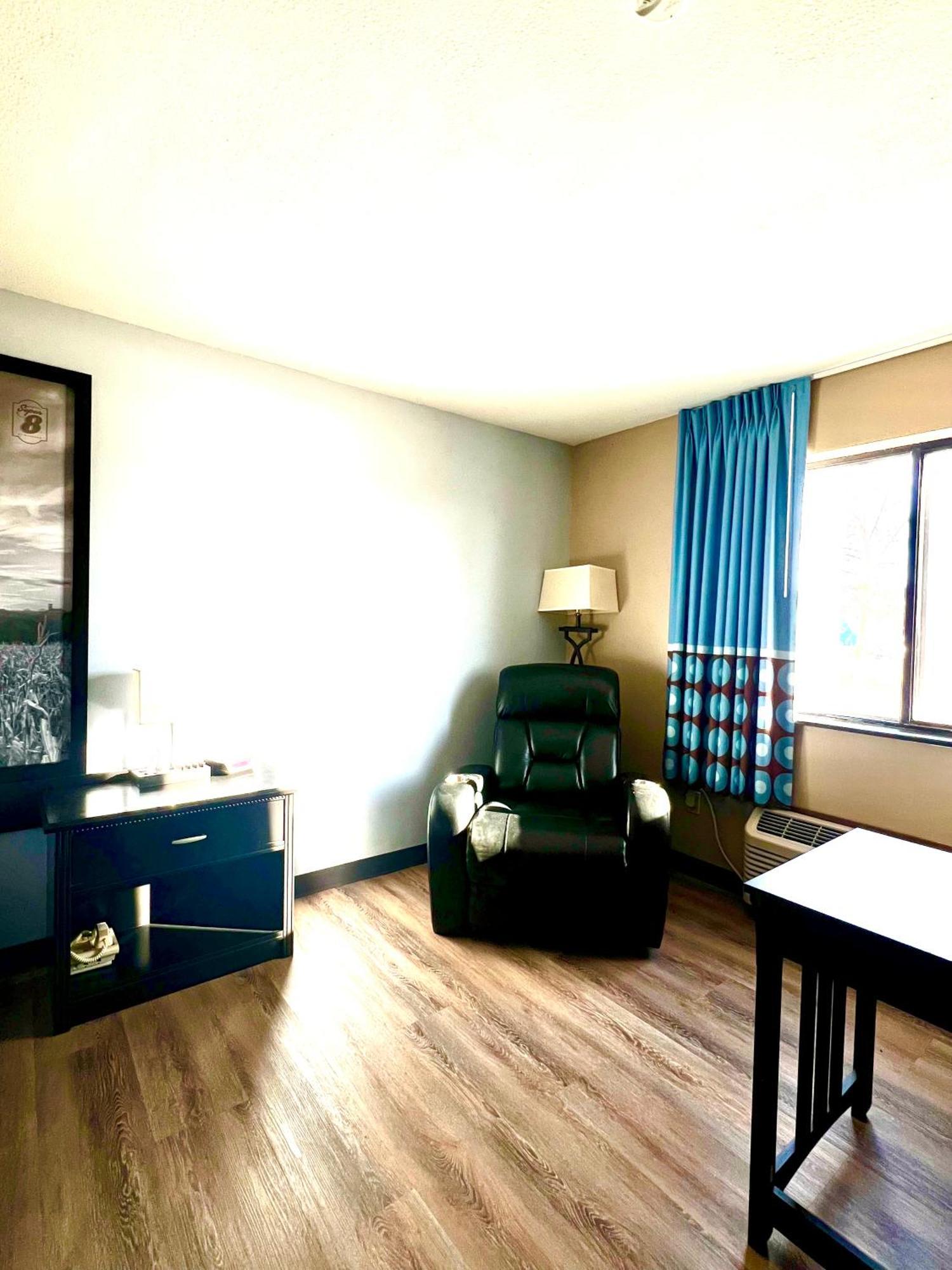 Super 8 By Wyndham Estherville Exterior photo